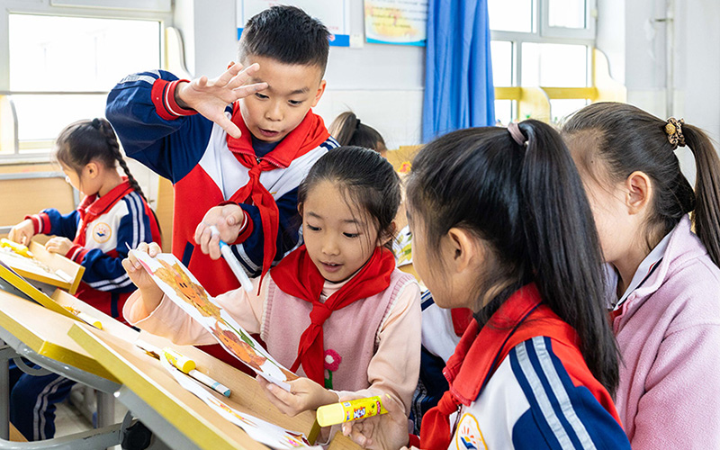 內蒙古呼和浩特：創意樹葉畫 留住秋天美